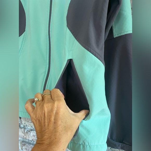 The North Face Women's Teal and Gray All Weather Jacket, zippered pockets Velcro - Picture 4 of 13